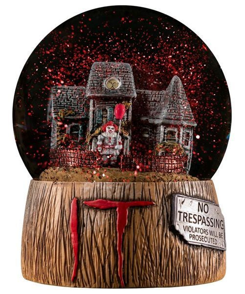It (2017) - Pennywise At House With Balloon Snowglobe